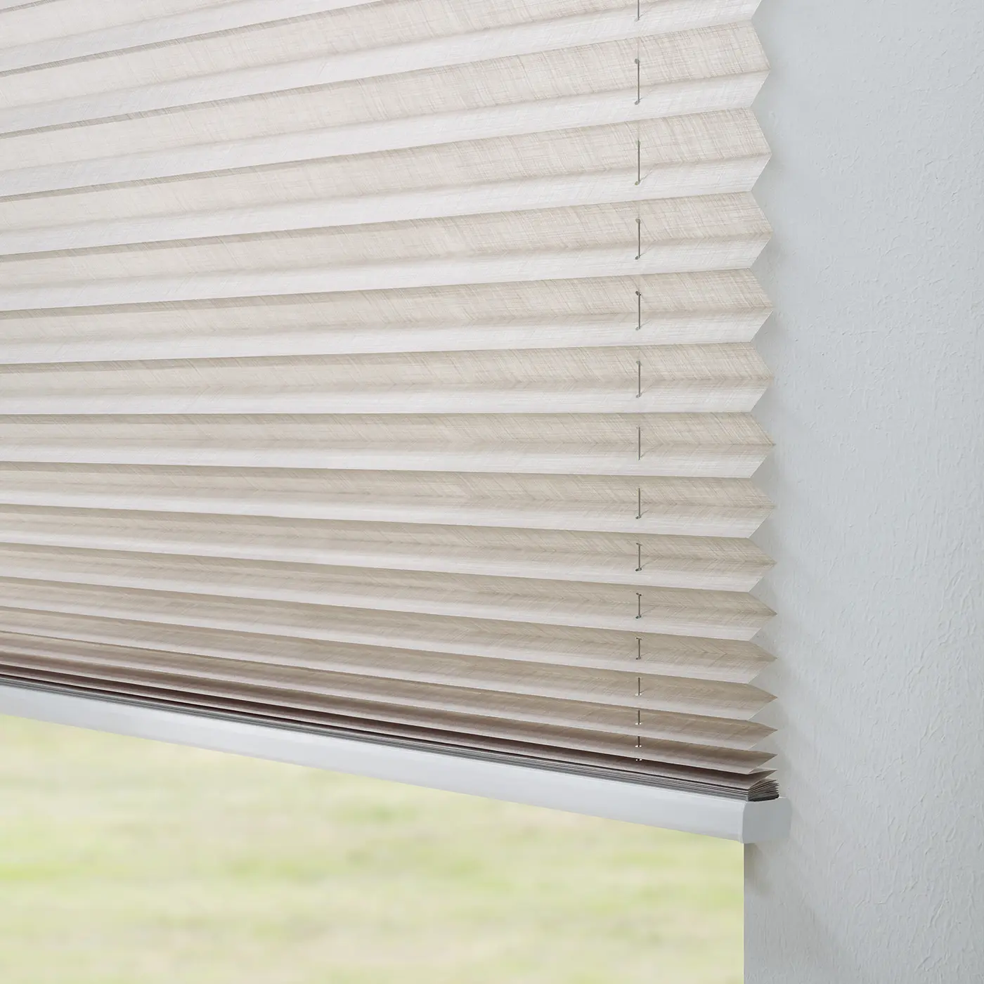 Beige plisségordijn vanuit zijaanzicht in een polderwoning